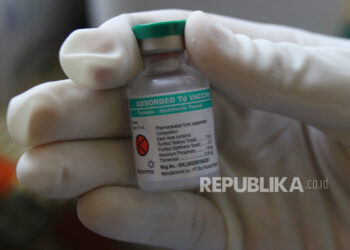 Petugas medis menyiapkan vaksin tetanus difteri (TD) sebelum disuntikkan, (ilustrasi).