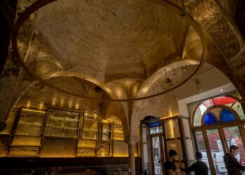 Arkeolog menemukan sebuah pemandian Islam abad ke-12 di dalam sebuah bar di kota Sevilla, Spanyol. Bagaimana Islam Berkembang di Spanyol?