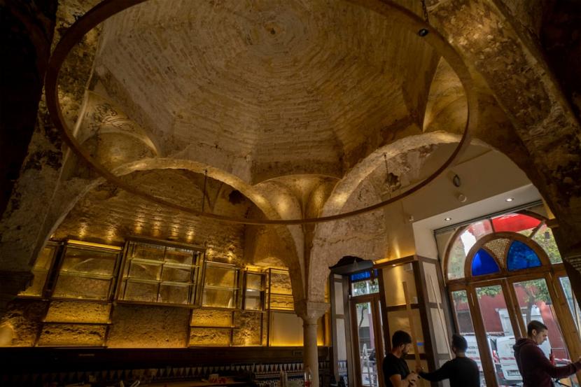 Arkeolog menemukan sebuah pemandian Islam abad ke-12 di dalam sebuah bar di kota Sevilla, Spanyol. Bagaimana Islam Berkembang di Spanyol?