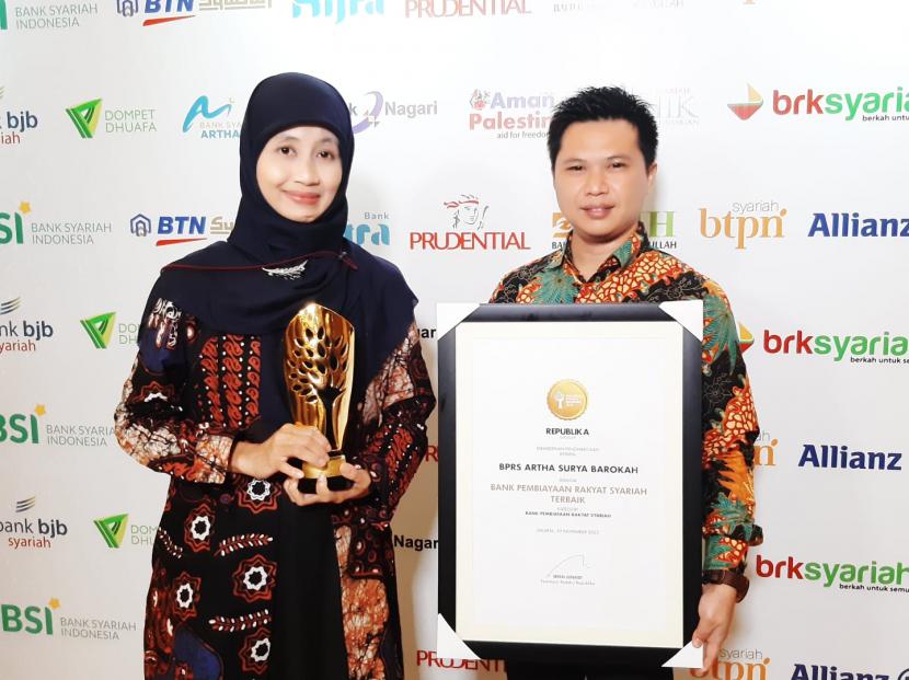 BPRS Artha Surya Barokah menerima penghargaan sebagai Bank Pembiayaan Rakyat Syariah (BPRS) terbaik dari Anugerah Syariah Republika (ASR) 2022, Selasa (29/11/2022). 