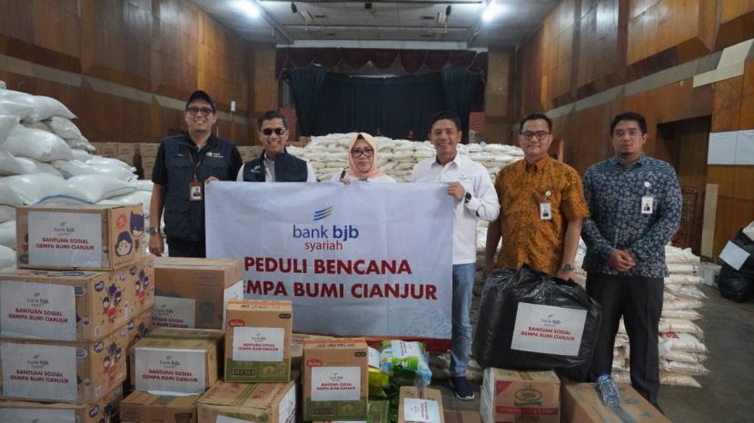 Bank bjb syariah menyalurkan sejumlah bantuan kemanusiaan sebagai bentuk kepedulian dan dukungan kepada para korban bencana gempa bumi di Kabupaten Cianjur, Jawa Barat.
