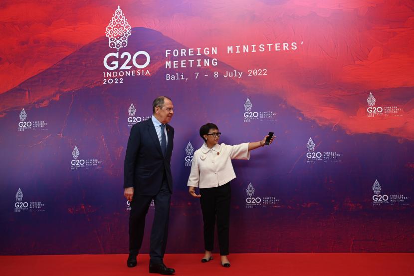 Menteri Luar Negeri Retno Marsudi (kanan) menyambut Menteri Luar Negeri Rusia Sergei Lavrov dalam pembukaan Pertemuan Menteri Luar Negeri G20 di Nusa Dua, Bali (Dokumentasi 8 Agustus 2022). 