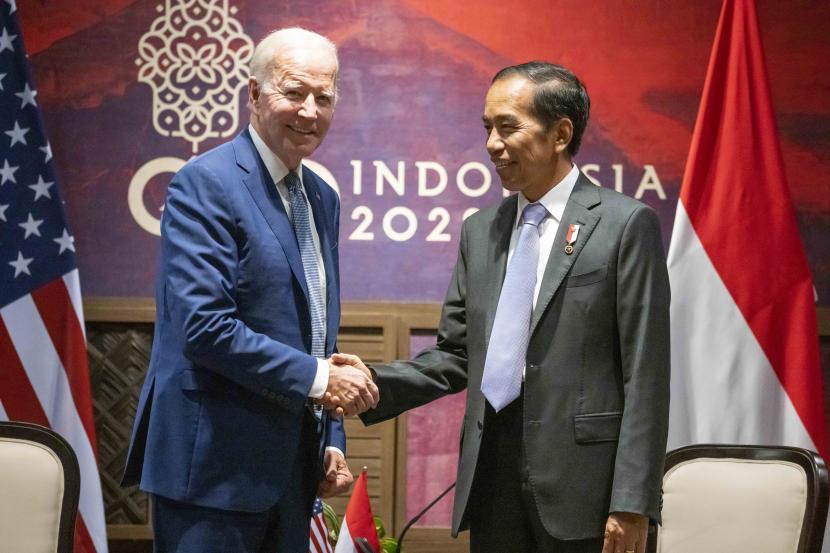 Presiden AS Joe Biden dan Presiden Joko Widodo berjabat tangan sebelum pertemuan mereka di sela-sela KTT G20, Senin, 14 November 2022, di Bali, Indonesia.