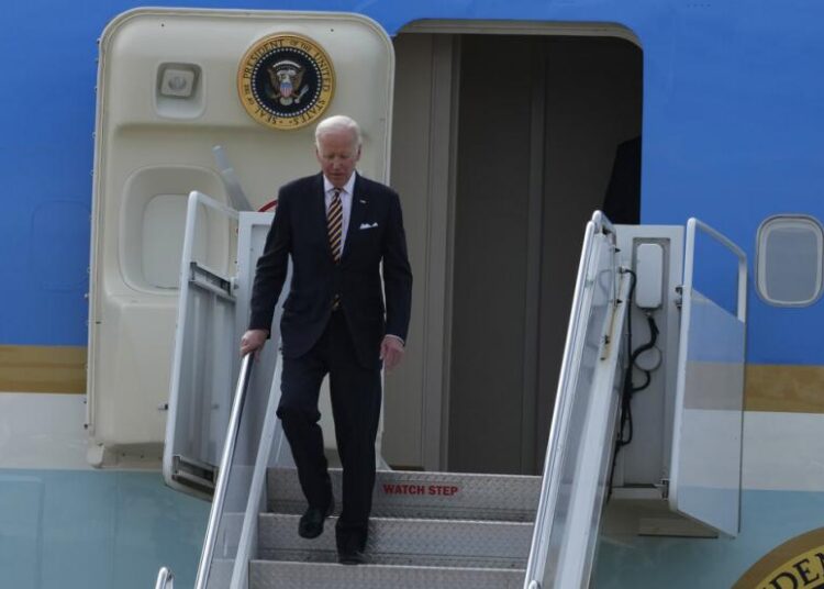 Presiden AS Joe Biden tiba di Air Force One untuk KTT Perhimpunan Bangsa-Bangsa Asia Tenggara (ASEAN) di Phnom Penh, Kamboja, Sabtu, 12 November 2022.