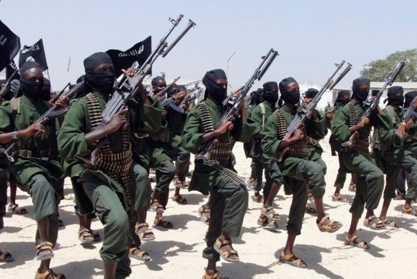 Gerilyawan Ash-Shabaab, yang menguasai Somalia. Al-Shabaab memblokade sejumlah daerah bahkan untuk bantuan kemanusiaan