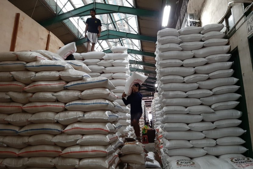 Pedagang Pasar Induk Beras Cipinang (PIBC) berharap agar pemerintah segera merealisasikan impor beras melalui Perum Bulog. Situasi perberasan nasional dinilai dalam situasi yang mengkhawatirkan lantaran pasokan menipis.