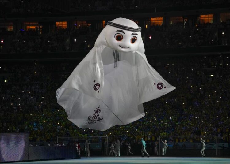 Maskot Piala Dunia Qatar ditampilkan saat upacara pembukaan, sebelum pertandingan sepak bola grup A antara Qatar dan Ekuador, di Stadion Al Bayt di Al Khor, Qatar, Minggu, 20 November 2022.