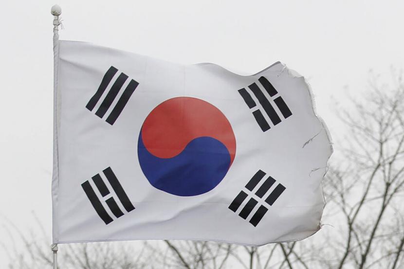 Bendera nasional berkibar di Paviliun Imjingak di Paju, Korea Selatan (Korsel) pada 22 April 2020.