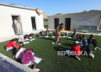 Pelajar Palestina menggambar di sekolah Khirbet Al - Malih dekat lembah Jordan, 30 Desember 2020. Sekolah tersebut menerima pemberitahuan pembongkaran dari otoritas Israel karena berlokasi di Area C Tepi Barat, yang merupakan lebih dari 60 persen dari area tersebut. Tepi Barat tetapi berada di bawah kendali penuh militer Israel. Delegasi Palestina Tinjau Sekolah yang Terancam Punah di Masafer Yatta