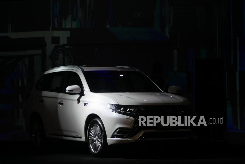 Mobil Mitsubishi Outlander PHEV (Plug-in Hybrid Electric Vehicle) ditampilkan saat perkenalan produk baru di Jakarta, Selasa (9/7).