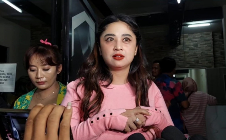 Dewi Perssik laporkan fans Leslar ke polisi. (Ari/tabloidbintang.com)
