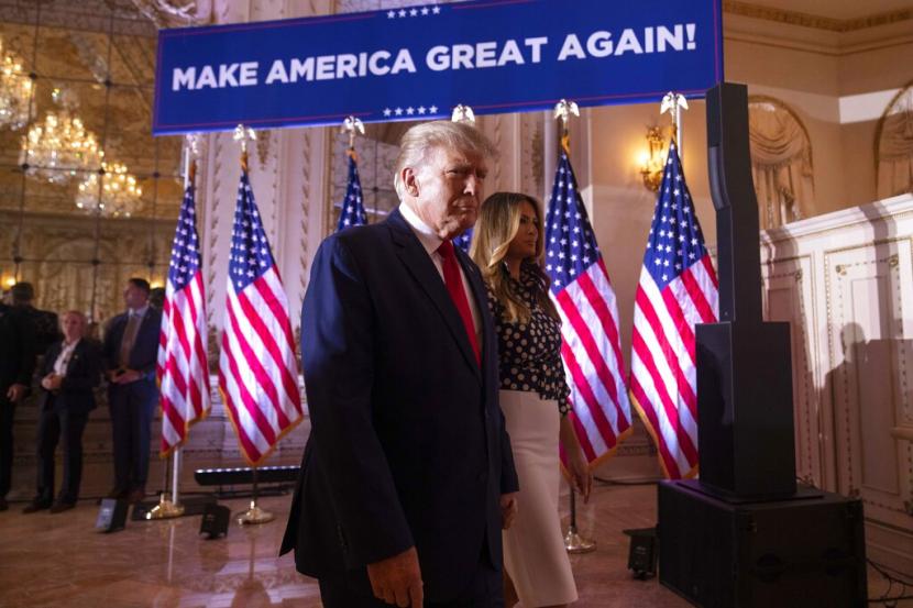 Mantan Presiden Donald Trump dan mantan ibu negara Melania Trump tiba untuk mengumumkan bahwa Trump mencalonkan diri sebagai presiden untuk ketiga kalinya di Mar-a-Lago di Palm Beach, Florida, Selasa, 15 November 2022.