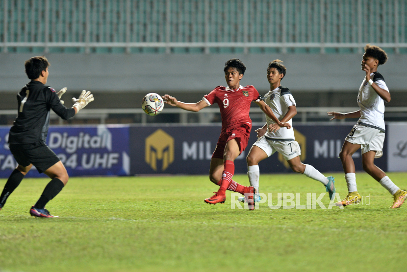 Pemain timnas Indonesia U17 Muhammad Kafiatur Rizky (kostum merah) diminta berlatih dengan tim senior Borneo FC.