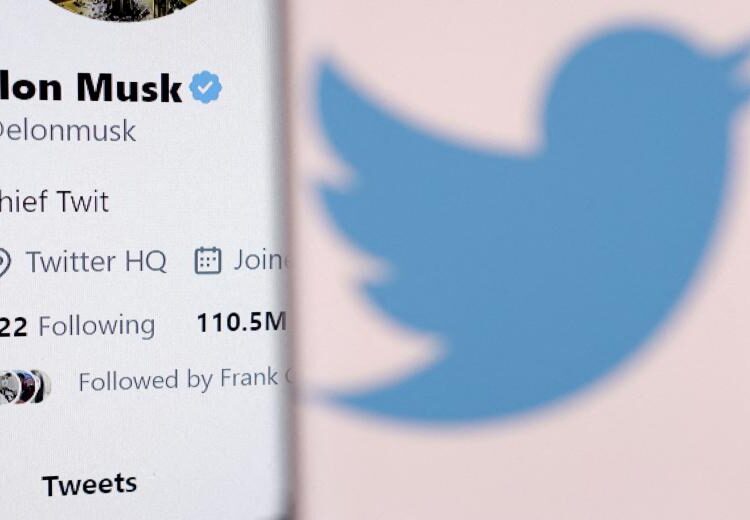 Akun Twitter Elon Musk dengan tanda centang biru.
