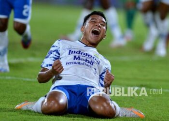 Pesepak bola Persib Bandung Erwin Ramdani berselebrasi usai mencetak gol ke gawang PSS Sleman saat pertandingan Liga 1 di Stadion Kapten I Wayan Dipta, Gianyar, Bali, Jumat (11/2/2022).