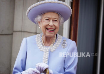 Ratu Elizabeth II menonton sambil tersenyum dari balkon Istana Buckingham setelah upacara Trooping the Color di London, Kamis, 2 Juni 2022. Ratu Elizabeth II dikabarkan menderita multiple myeloma di beberapa bulan terakhir kehidupannya.