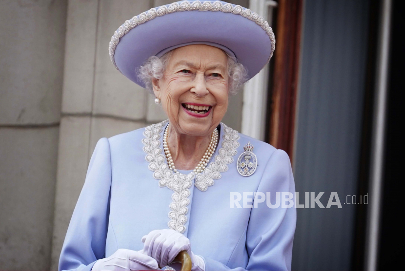 Ratu Elizabeth II menonton sambil tersenyum dari balkon Istana Buckingham setelah upacara Trooping the Color di London, Kamis, 2 Juni 2022. Ratu Elizabeth II dikabarkan menderita multiple myeloma di beberapa bulan terakhir kehidupannya. 