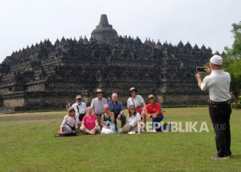 Sejumlah wisatawan asing berada di lapangan Kenari kawasan Taman Wisata Candi (TWC) Borobudur, Magelang, Jateng. ilustrasi