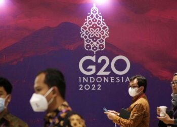 Delegasi berjalan melewati tanda G20 saat Peluncuran Dana Pandemi2 pada Pertemuan Gabungan Menteri Kesehatan dan Keuangan G20 ke-2 menjelang KTT para pemimpin G20, di Nusa Dua, Bali, Indonesia. Keberlangsungan Presidensi G20 Indonesia akan mampu terus mendorong terciptanya solusi bagi berbagai krisis global termasuk kesepakatan ketersediaan pangan untuk bisa mengatasi ancaman krisis pangan global.