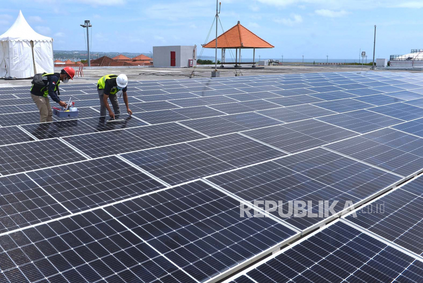 Petugas melakukan perawatan panel surya pada Pembangkit Listrik Tenaga Surya (PLTS), (ilustrasi).