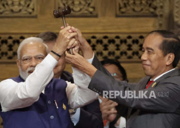 Perdana Menteri India Narendra Modi, kiri, memegang palu bersama Presiden Indonesia Joko Widodo saat upacara serah terima KTT Pemimpin G20, di Nusa Dua, Bali, Indonesia, Rabu, 16 November 2022.