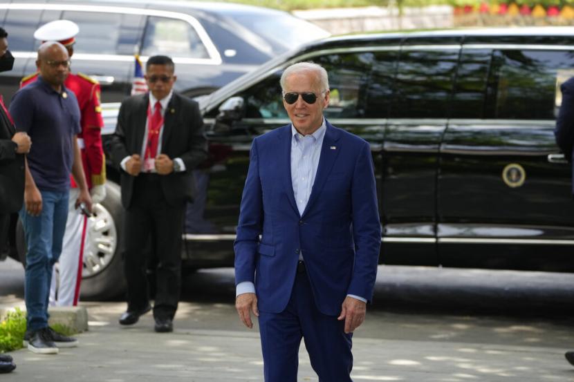 Presiden Joe Biden tiba saat para pemimpin mengunjungi area pembibitan bakau sebagai bagian dari KTT G20 di Denpasar, Bali, Indonesia, pada Rabu, 16 November 2022.