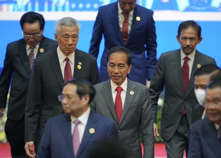 Presiden Indonesia Joko Widodo, tengah, Perdana Menteri Singapura Lee Hsien Loong, kiri tengah, dan Sultan Brunei Hassanal Bolkiah, kanan, turun dari panggung usai upacara pembukaan KTT ASEAN (Perhimpunan Bangsa-Bangsa Asia Tenggara) ke-40 dan 41 di Phnom Penh , Kamboja, Jumat, 11 November 2022. KTT ASEAN memulai serangkaian tiga pertemuan tingkat atas di Asia, dengan KTT Kelompok 20 di Bali untuk diikuti dan kemudian forum Kerjasama Ekonomi Asia Pasifik di Bangkok.