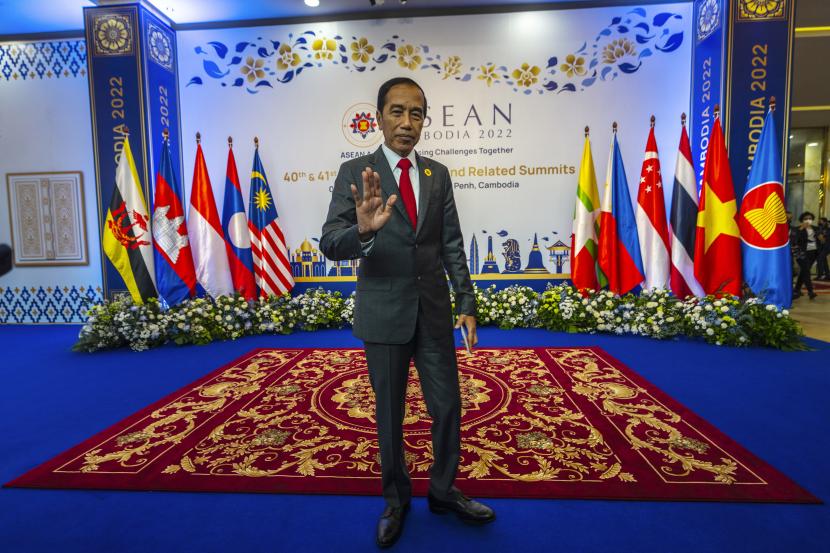Presiden RI Joko Widodo (Jokowi) mendorong negara-negara Asia Timur berperan aktif bersama ASEAN dalam upaya memperkokoh fondasi perdamaian di kawasan Indo-Pasifik.