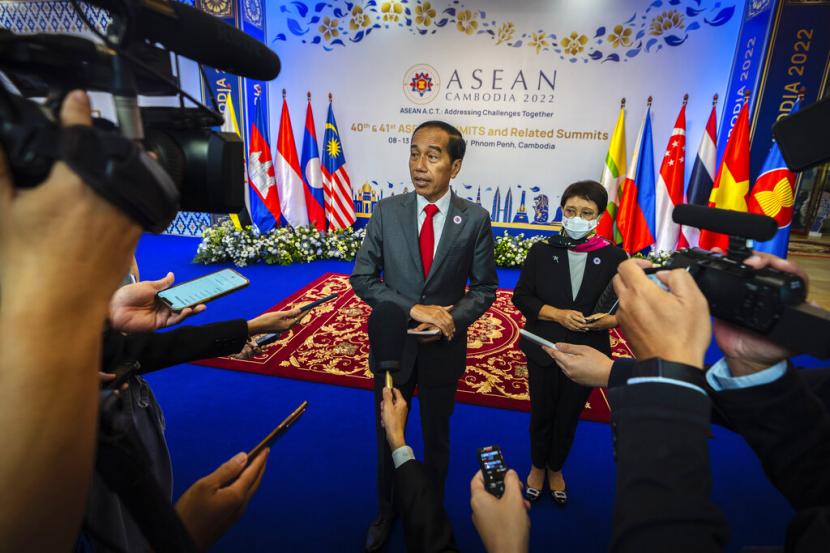 Presiden Indonesia Joko Widodo berbicara kepada media selama KTT ASEAN di Phnom Penh, Kamboja, Jumat, 11 November 2022. KTT ASEAN memulai serangkaian tiga pertemuan tingkat atas di Asia, dengan KTT Kelompok 20 di Bali untuk mengikuti dan kemudian forum Kerjasama Ekonomi Asia Pasifik di Bangkok.
