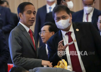Presiden Indonesia Joko Widodo (kiri) berbicara kepada stafnya selama KTT ASEAN - Korea Selatan (Perhimpunan Bangsa-Bangsa Asia Tenggara) di Phnom Penh, Kamboja, Jumat, 11 November 2022. KTT ASEAN memulai serangkaian tiga pertemuan puncak.