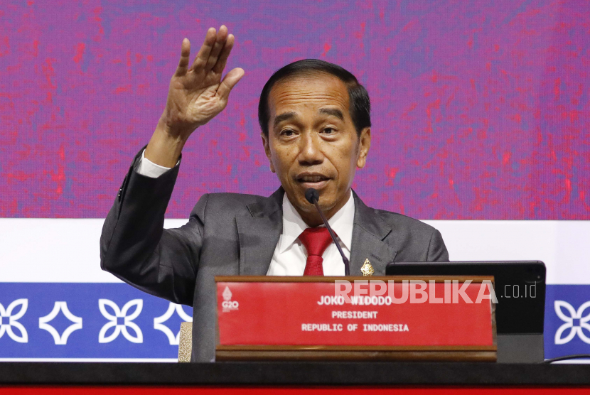 Presiden Joko Widodo.Presiden Joko Widodo (Jokowi) menerima suntikan dosis kedua booster Covid-19 pada Kamis (24/11) pagi ini. Vaksinasi booster kedua Presiden ini dilakukan di teras Istana Kepresidenan Bogor, Jawa Barat, pada pukul 08.11 WIB.