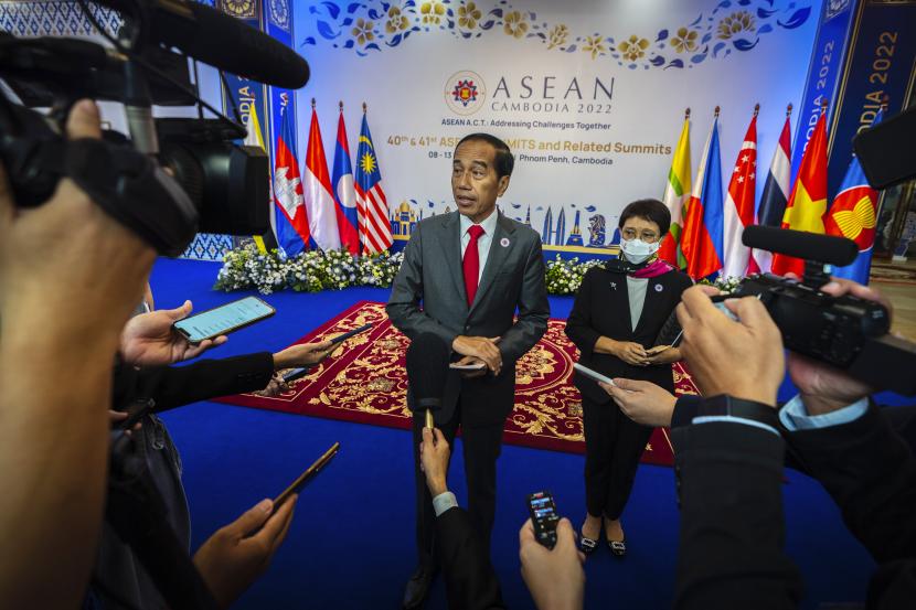 Presiden Indonesia Joko Widodo berbicara kepada media selama KTT ASEAN di Phnom Penh, Kamboja, Jumat, 11 November 2022. KTT ASEAN memulai serangkaian tiga pertemuan tingkat atas di Asia, dengan KTT Kelompok 20 di Bali untuk mengikuti dan kemudian forum Kerjasama Ekonomi Asia Pasifik di Bangkok. 