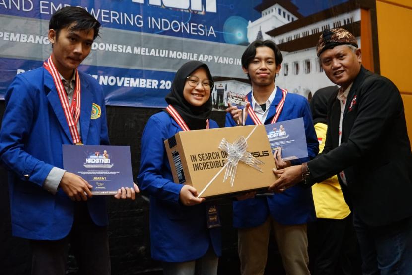Tiga mahasiswa yang merupakan tim dari Universitas Komputer Indonesia (Unikom) Bandung dinobatkan sebagai juara Hackathon Saga, Ahad (27/11/2022).