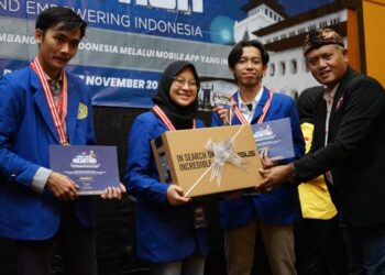 Tiga mahasiswa yang merupakan tim dari Universitas Komputer Indonesia (Unikom) Bandung dinobatkan sebagai juara Hackathon Saga, Ahad (27/11/2022).