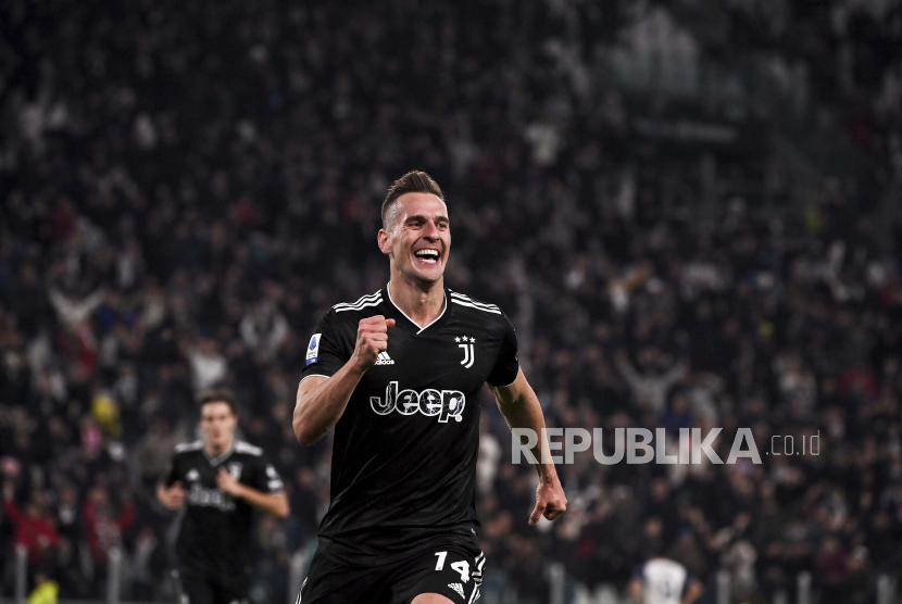 Pemain Juventus Arkadiusz Milik merayakan setelah mencetak gol selama pertandingan sepak bola Serie A antara Juventus dan Lazio, di stadion Allianz di Turin, Italia, Senin (14/11/2022) dini hari WIB.