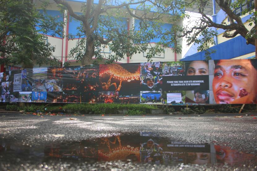 Sejumlah jurnalis di Malang Raya atau biasa disebut JMR turut menggelar aksi untuk memperingati 40 hari Tragedi Kanjuruhan, Rabu (9/11/2022). Aksi tersebut dilakukan melalui pembeberan spanduk berisikan foto-foto karya jurnalistik.