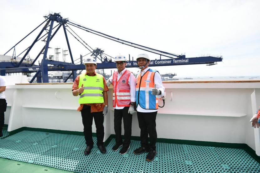  Kapal CMA CGM Alexander Von Humboldt sandar di dermaga Jakarta International Container Terminal (JICT), Tanjung Priok, Jakarta Utara, Senin (31/10/2022). 
