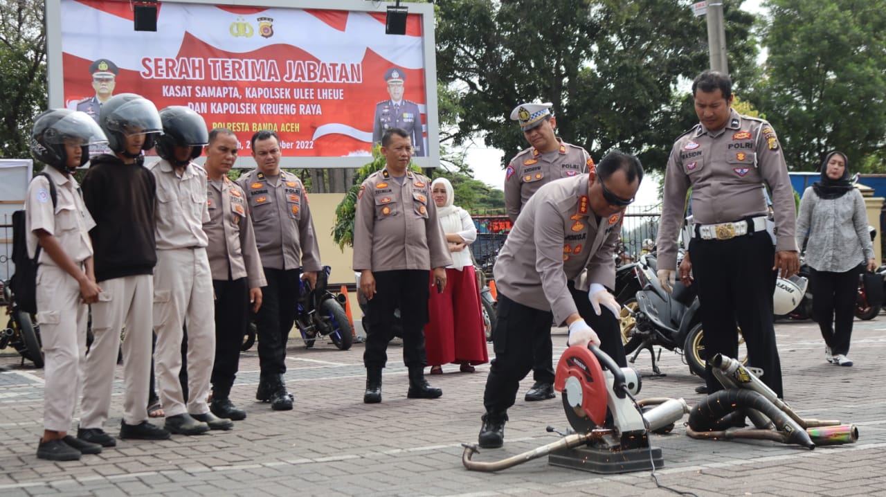 Kapolresta Banda Aceh Lakukan Pemotongan Knalpot Brong Hasil Razia