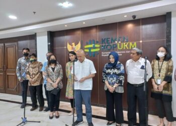 Menteri Koperasi dan UKM Teten Masduki menggelar konferensi pers terkait digitalisasi UMKM di Jakarta, Selasa (1/11).