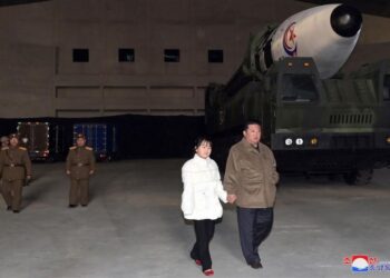 Pemimpin Korea Utara Kim Jong-un membawa putrinya ke lokasi peluncuran rudal untuk mengawasi uji coba rudal balistik antarbenua (ICBM) Hwasong-17.