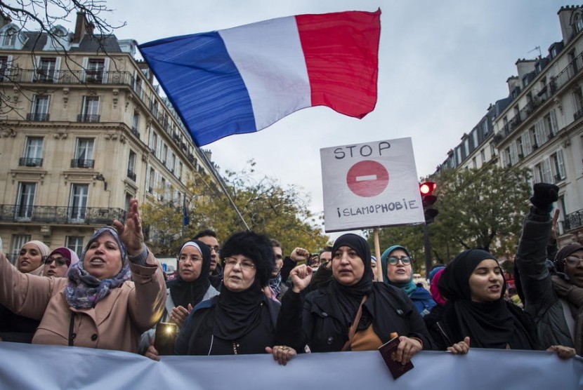 Sekelompok wanita berunjuk rasa di Prancis menuntut dihentikannya Islamofobia (ilustrasi). Islamofobia masih menjadi hal yang mengkhawatirkan di berbagai negara 