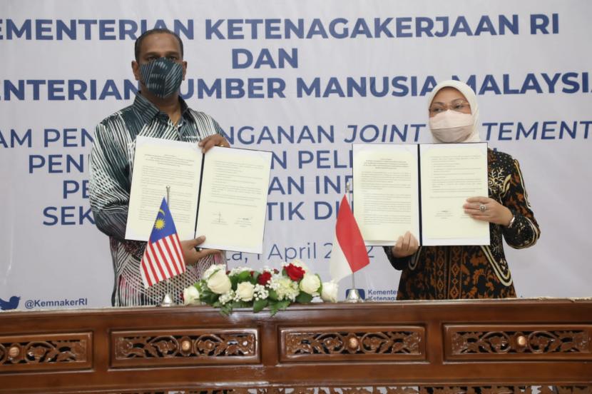 Menteri Ketenagakerjaan Ida Fauziyah dan Menteri Sumber Daya Manusia Malaysia Dato