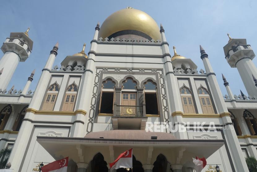 Wisatawan menikmati suasana kawasan Masjid Sultan di Kampung Glam, Singapura, Jumat (16/8). Komite Fatwa Singapura Terima Penghargaan Global Terkait Penanganan Covid-19