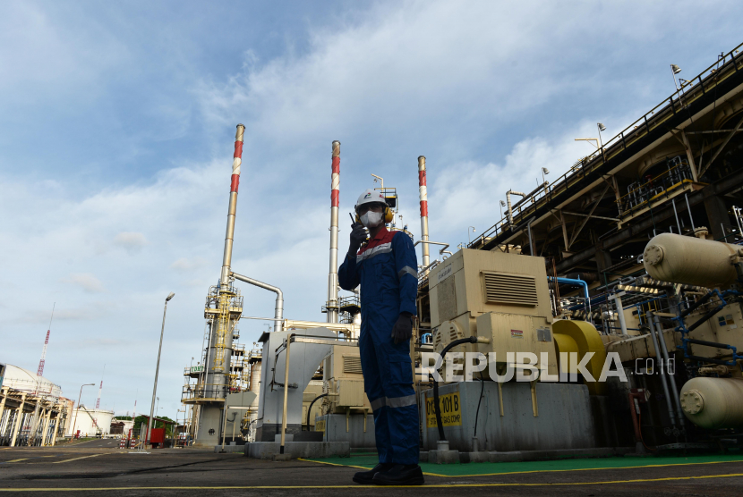 Petugas melakukan pemeriksaaan area kilang yang memproduksi Green Diesel (D100) dan Green Avtur di Kilang PT Kilang Pertamina Internasional RU IV Cilacap, Jateng, Kamis (27/10/2022). iustrasi