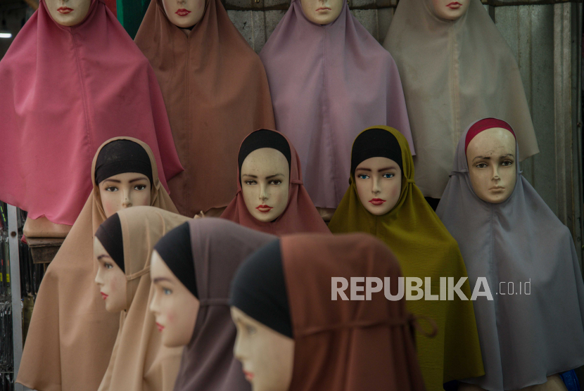 Deretan jenis hijab yang dijual di Pasar Tanah Abang, Jakarta, Kamis (26/11). Menurut pedagang hijab jenis pashmina mengalami peningkatan permintaan dan digemari kalangan muslimah dengan harga jual Rp20 ribu. Republika/Thoudy Badai