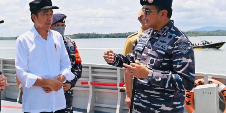 Presiden Joko Widodo bersama Laksda TNI TSNB Hutabarat
