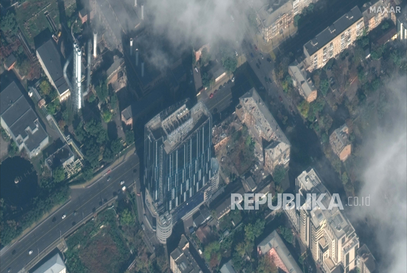 Citra satelit yang disediakan oleh Maxar Technologies ini menunjukkan kerusakan pada gedung perkantoran Samsung dan pembangkit listrik di Kyiv, Ukraina pada Rabu, 12 Oktober 2022, setelah serangan Rusia.