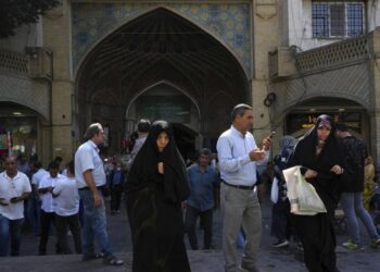 Dua wanita berjalan-jalan di bazaar tua Teheran dengan pakaian Islami dari ujung kepala hingga ujung kaki, Iran, Sabtu, 1 Oktober 2022. Ribuan warga Iran turun ke jalan selama dua minggu terakhir untuk memprotes kematian Mahsa Amini, seorang wanita berusia 22 tahun yang telah ditahan oleh polisi moral di ibukota Teheran karena diduga mengenakan jilbab wajibnya terlalu longgar.