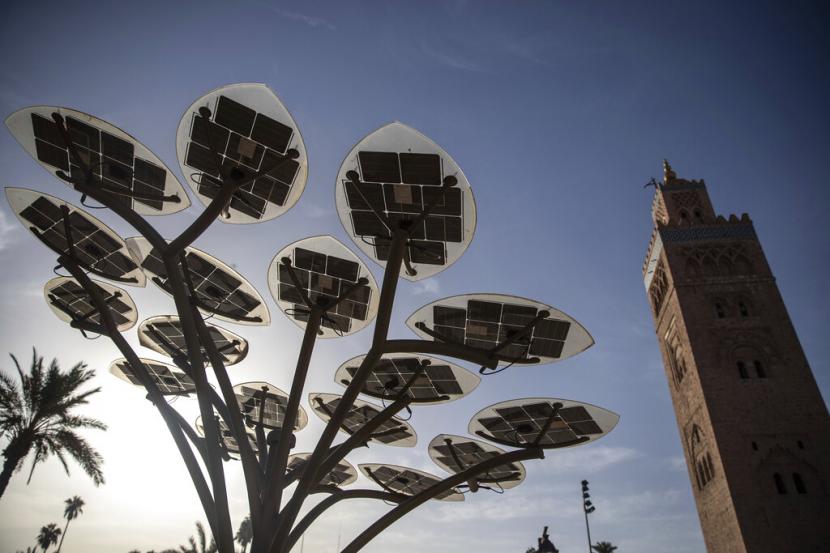 Sebuah pohon surya yang menghasilkan energi menggunakan panel ditempatkan di depan masjid Kotoubia di Marrakech, Maroko, Sabtu, 12 November 2022. Pihak berwenang Maroko menangkap mantan menteri hak asasi manusia Mohammed Ziane.