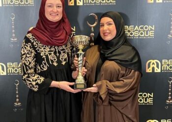 Kirsty dan Abbey menerima penghargaan Masjid British Beacon 2022 di London pada Sabtu (26/11/2022). Penghargaan diterima oleh Masjid dan Pusat Islam York di Tang Hall, York, Inggris. Masjid York Dapat Penghargaan Nasional Dukungan Terbaik kepada Mualaf